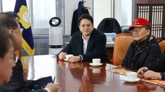전용기 더불어민주당 의원과 해병대 전국연대가 20일 국회 의장실에서 해병대원 순직사건 국정조사 및 특검법 처리를 두고 국회의장실 관계자와 대화하고 있다.<전용기 의원실 제공>